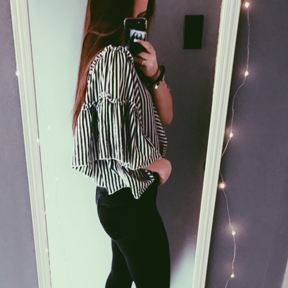 Hollister black and white super flowy sleeve top
